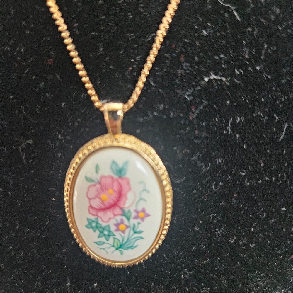 FULLER BRUSH COMPANY FLOAR FANTASY PORCELAIN NECK PENDANT